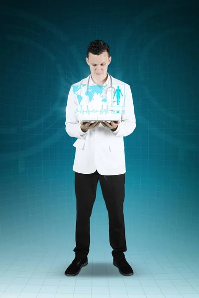 Ο γιατρός δείχνει μια ψηφιακή δισκίο και η ιατρική σύμβολο — Φωτογραφία Αρχείου