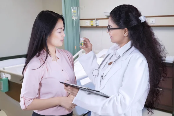 Ärztin erklärt ihrer Patientin Medizin — Stockfoto