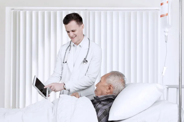 Médico que explica o relatório médico ao paciente idoso — Fotografia de Stock