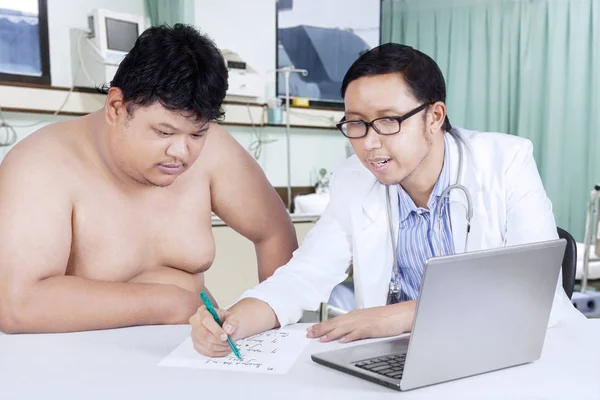 Doctor explicando una receta a su paciente —  Fotos de Stock