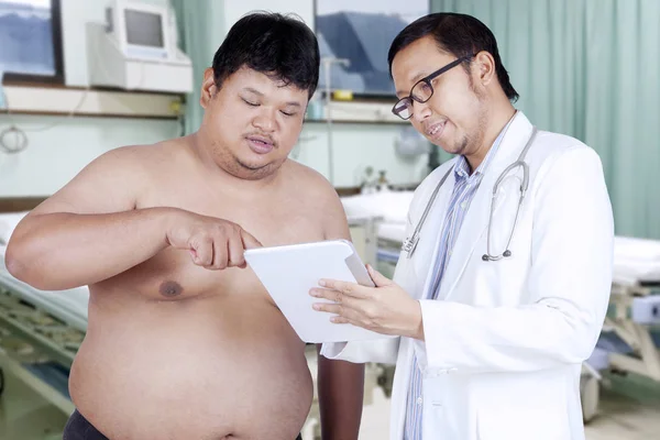 Médico y paciente discutiendo un resultado del examen —  Fotos de Stock