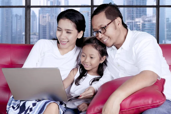 Aranyos gyerek szülei használ egy laptop — Stock Fotó