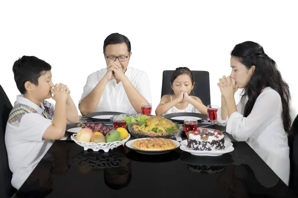 Christelijk gezin bidden voordat na de lunch — Stockfoto