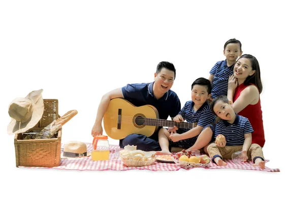 スタジオでギターとピクニックの中国の家族 — ストック写真