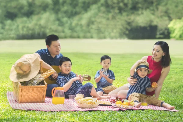 Piknik w parku z rodzicami dzieci — Zdjęcie stockowe