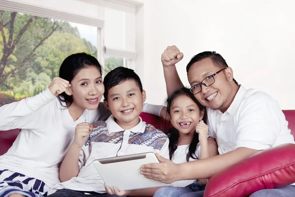Χαρούμενη οικογένεια χρησιμοποιώντας ένα ψηφιακό tablet στον καναπέ — Φωτογραφία Αρχείου
