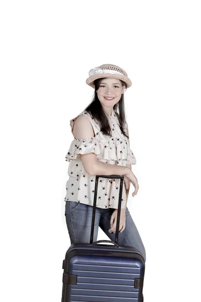 Caucasian woman holding a luggage on studio — Stock Photo, Image