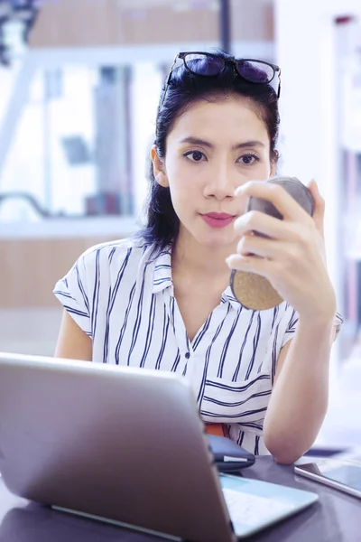 Geschäftsfrau benutzt während der Arbeit einen Spiegel — Stockfoto