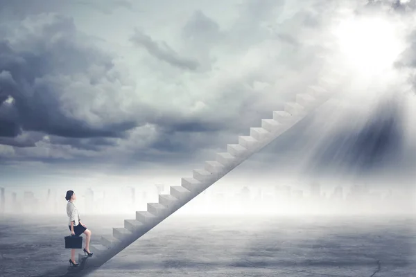 Beautiful businesswoman walking on the staircase — Stock Photo, Image