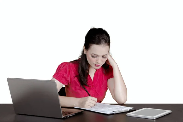 Beautiful businesswoman is writing on the clipboard — Stock Photo, Image