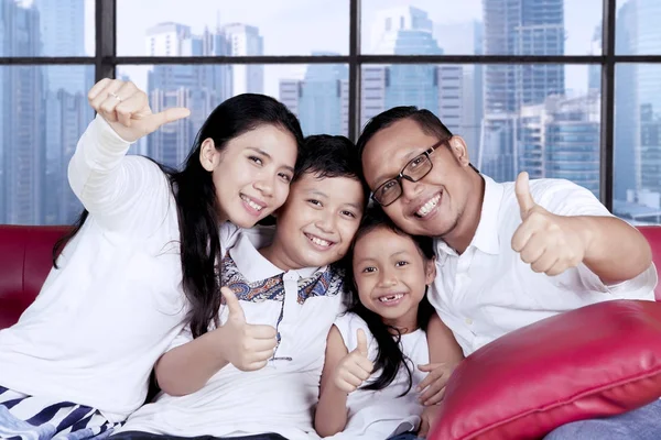 Asiático família mostrando polegares para cima no apartamento — Fotografia de Stock