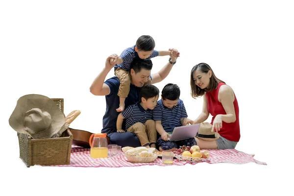 Asiatic familie picnicking cu un laptop — Fotografie, imagine de stoc