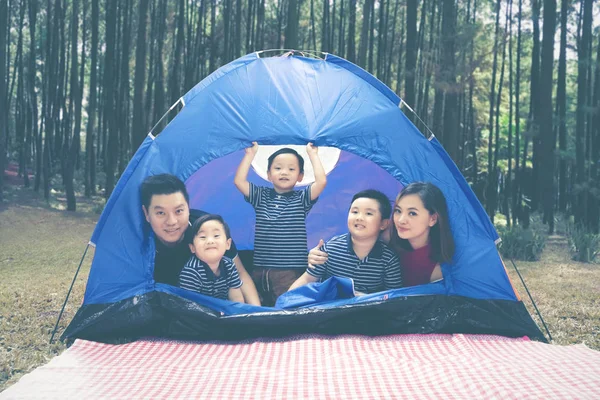 Família asiática acampar na floresta — Fotografia de Stock