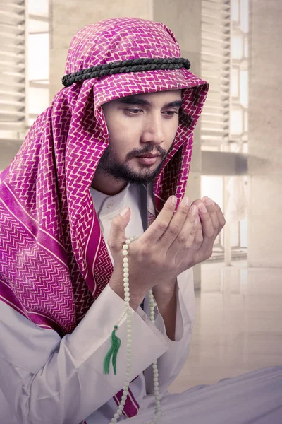 Arabski człowiek modlitwy w meczecie — Zdjęcie stockowe