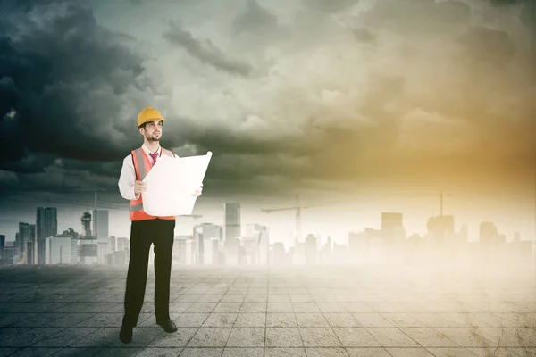 Arabian foreman with blueprint near construction site — Stock Photo, Image