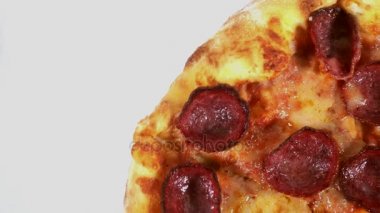 Beyaz arka plan üzerinde izole masada iplik bir lezzetli biberli pizza makro çekim