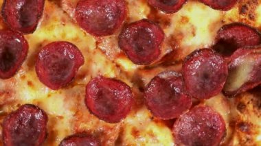 Studio tablo üzerinde dönen lezzetli biberli pizza makro çekim