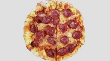 Beyaz arka plan üzerinde izole masada iplik bir lezzetli biberli pizza Üstten Görünüm