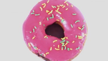 Pembe krema ve çikolata, masanın üstüne iplik ile lezzetli bir donut kapatın. Beyaz arka plan üzerinde izole