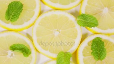 Sulu limon meyve dilim kadar yakın ve stüdyo tablo iplik nane yaprakları