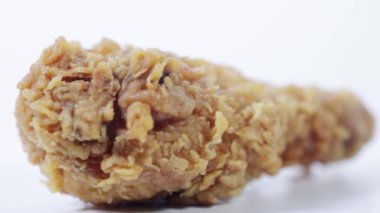 Beyaz arka plan üzerinde izole stüdyoda masada iplik gevrek bir kentucky fried chicken, yakın çekim