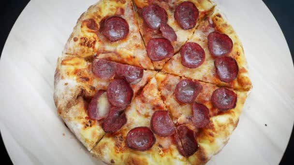 Widok Góry Ludzkich Rąk Plastrami Smaczny Pepperoni Pizza Drewnianej Tablicy — Wideo stockowe
