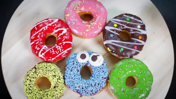 Close Van Menselijke Handen Nemen Van Diverse Donuts Houten Plaat — Stockvideo