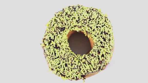 Närbild Välsmakande Donut Med Strössel Spinning Bordet Studion Isolerad Vit — Stockvideo