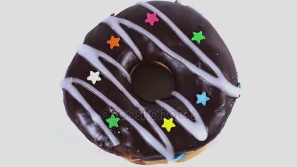 Unikt Perspektiv Välsmakande Donut Med Choklad Isbildning Spinning Bordet Isolerad — Stockvideo