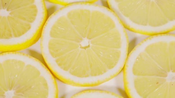 Imágenes Vista Superior Rodajas Fruta Fresca Limón Girando Sobre Mesa — Vídeo de stock