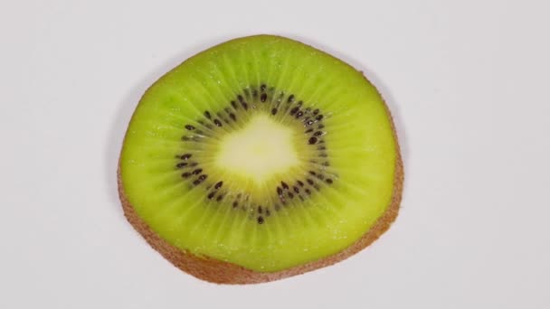 Unikt Perspektiv Skivad Färsk Kiwi Frukt Spinning Bordet Studion — Stockvideo