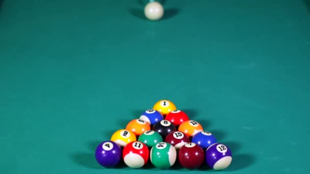 在台球桌上 关闭球杆 在台球桌上展开的开口 — 图库视频影像
