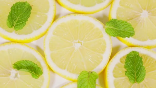 Nahaufnahme Von Saftigen Zitronenfrüchten Und Pfefferminzblättern Die Sich Auf Dem — Stockvideo