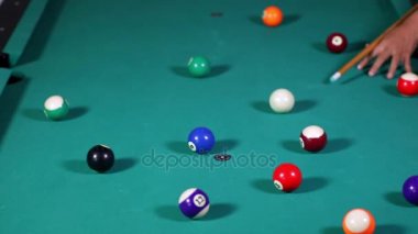 Mavi Top Bilardo masası üzerinde çekim bir erkek Bilardo oyuncu atış yukarıya kapatmak