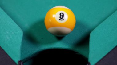 Bilardo cebine sarı bilardo topu dokuz numara ile makro çek