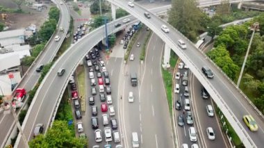 Otoyol ve köprü ile kalabalık bir dron yukarı doğru Jakarta, Endonezya uçan araçtan üstten görünüm görüntüleri. 4 k çözünürlükte vurdu