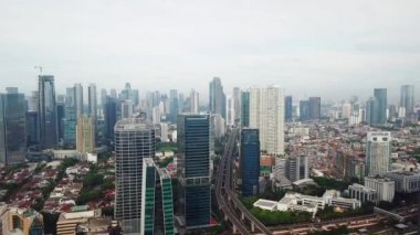 Jakarta - Endonezya. 22 Aralık 2017: Jakarta Skyline gökdelenler ve köprü ile güzel havadan görünümü. 4 k çözünürlükte vurdu