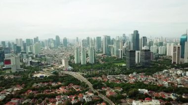 Güzel dron görünümünü konut ve gökdelenler Jakarta, Endonezya. 4 k çözünürlükte vurdu