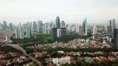 Güzel dron görünümü ofis binaları konut Jakarta, Endonezya yakınındaki. 4 k çözünürlükte vurdu