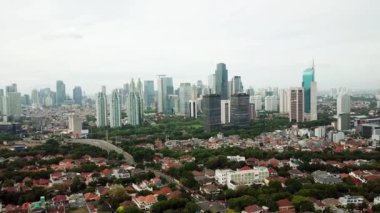 Güzel kuş görünümü kalabalık yerleşim Jakarta, Endonezya gökdelenler arka plan ile. 4 k çözünürlükte vurdu