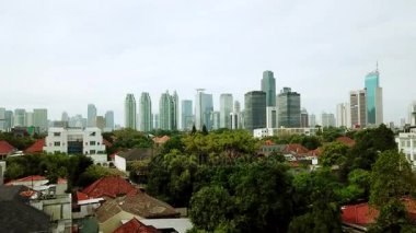 Jakarta - Endonezya. 22 Aralık 2017: Kuş görünümü yukarı doğru Jakarta uçan bir dron kökenli gökdelenler ile konut evlerin. 4 k çözünürlükte vurdu