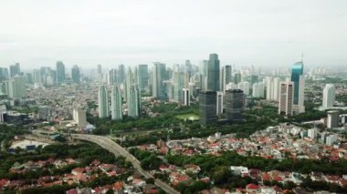 Sağdan sola Jakarta, Endonezya uçan bir uçağın üzerinden konut gökdelenler kalabalık yakınındaki güzel hava vurdu. 4 k çözünürlükte vurdu