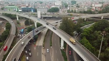 Otoyol ve köprü üzerinden soldan sağa doğru uçan bir dron güzel hava atış Jakarta, Endonezya. 4 k çözünürlükte vurdu