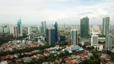 Jakarta, Endonezya konut gökdelenler kalabalık yakınındaki güzel havadan görüntüleri. 4 k çözünürlükte vurdu