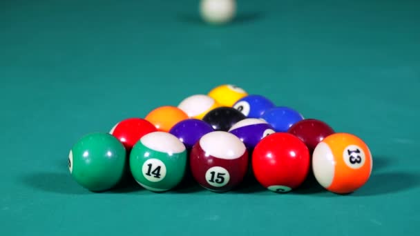 プール テーブルの上に広がっているビリヤード ボールのショットを閉じる プール テーブルの上に広がる開口部 — ストック動画