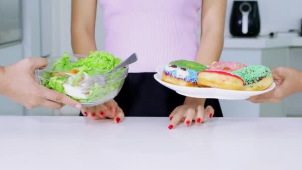 Concepto Dieta Manos Mujer Desconocida Gesto Negándose Plato Rosquillas Elección — Vídeos de Stock
