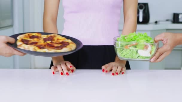 Diyet Kavramı Eller Anonim Kadın Salata Kaldırma Pizza Yemek Için — Stok video