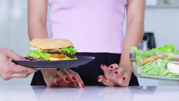 关闭匿名妇女手的手势选择汉堡包或新鲜沙拉 分辨率拍摄 — 图库视频影像