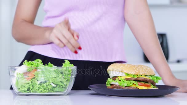 Concepto Dieta Primer Plano Mujer Desconocida Manos Eligiendo Comer Hamburguesa — Vídeos de Stock