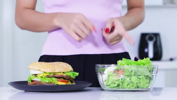 Conceito Dieta Mãos Gesto Uma Mulher Desconhecida Duvidosa Escolhendo Salada — Vídeo de Stock